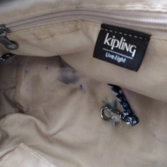 Kipling purse with monkey keychain. - Picture 9 of 16